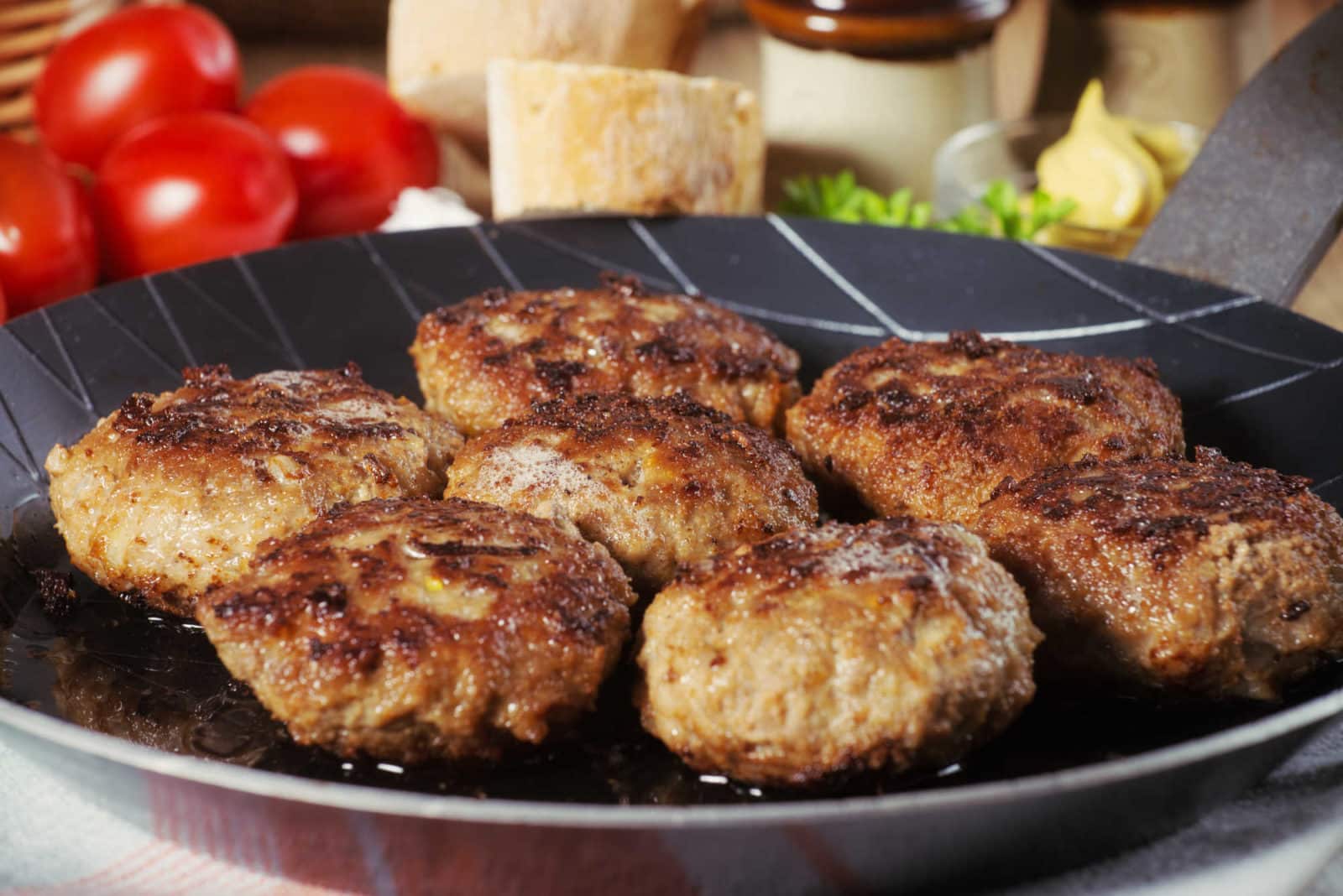 Selbst gemachte Frikadellen: lecker, locker & saftig