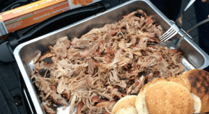 Mit zwei Gabeln kann man das Pulled Pork wunderbar pullen.