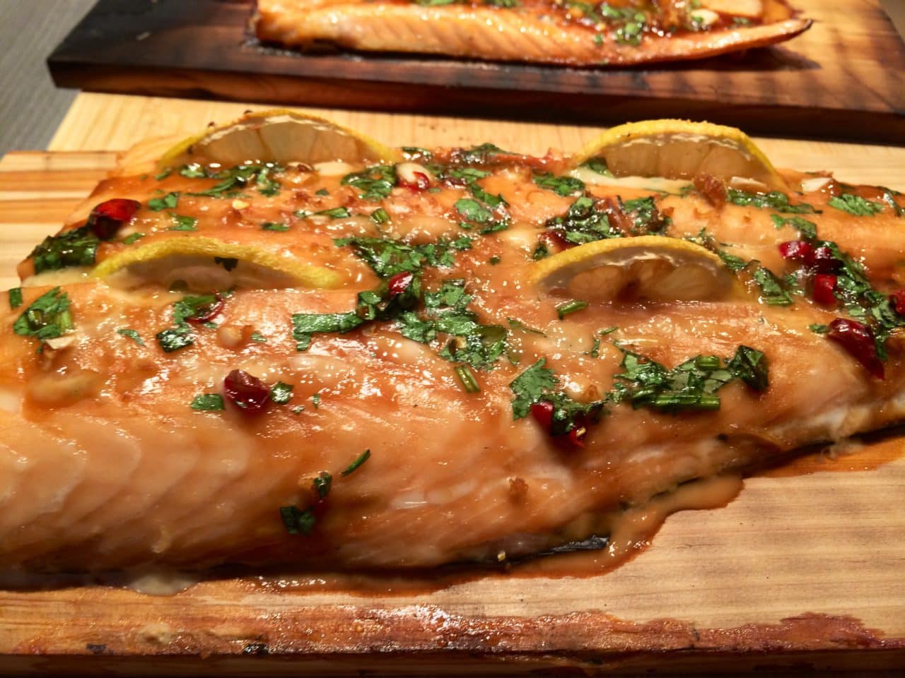 Chili Koriander Plankenlachs