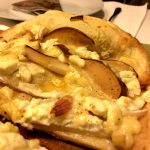 Flammkuchen mit Birne und Ziegenkäse