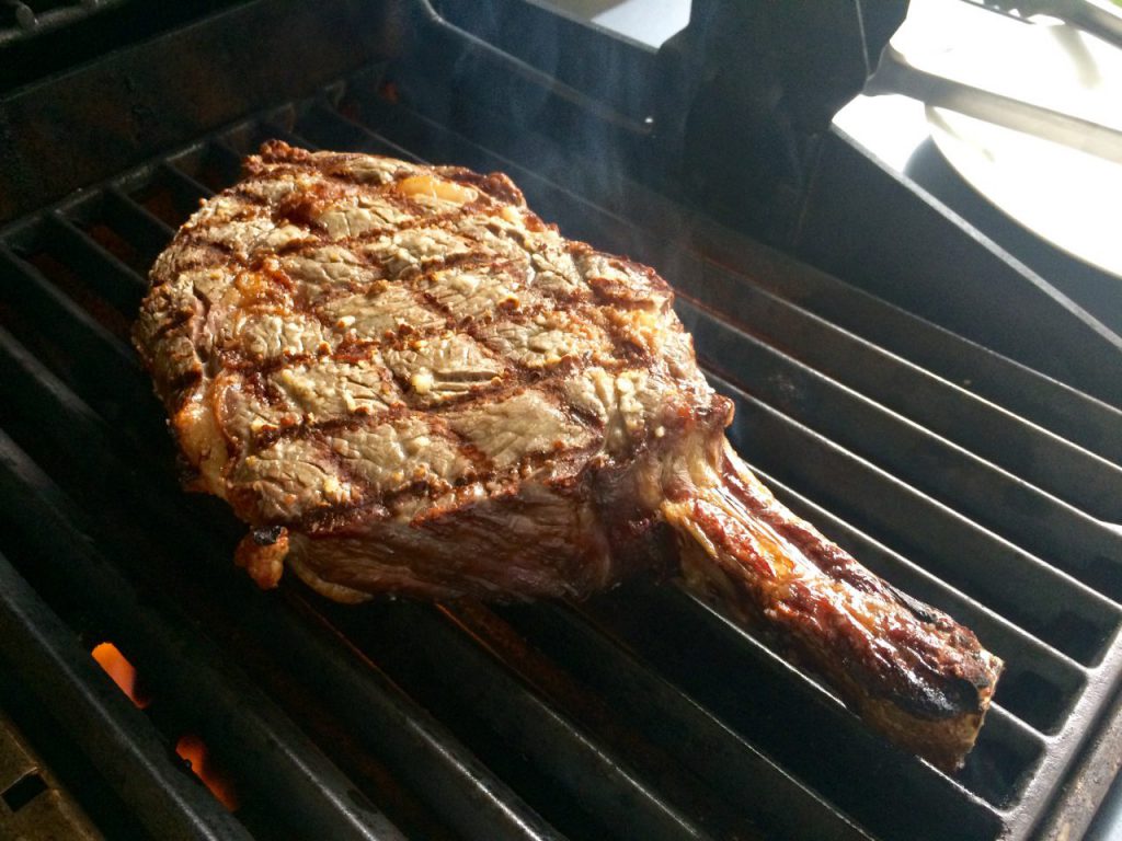 Nach vier Minuten haben wir ein schönes Branding auf dem Prime Rib Steak