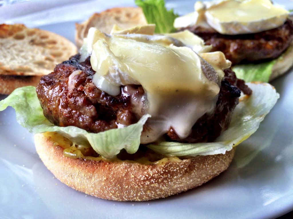 Burger mit Ziegenkäse und Birne