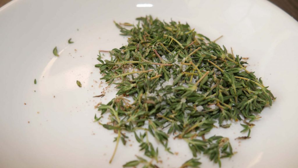 Thymianblätter mit Salz