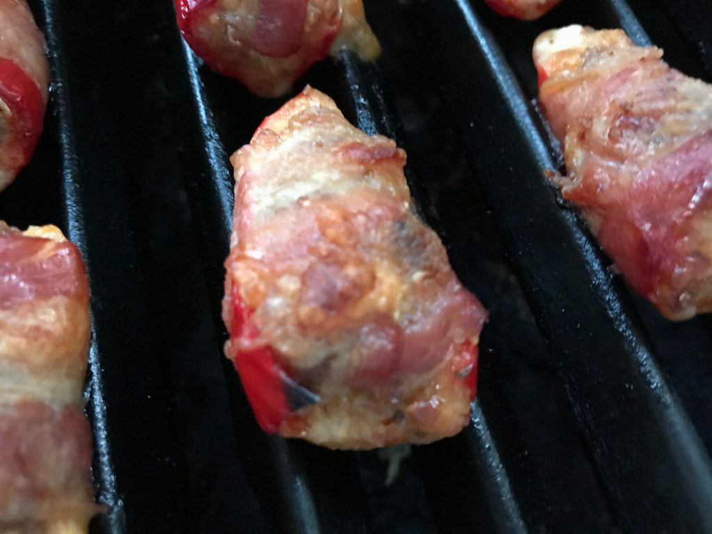 Paprika Poppers Fingerfood vom Grill mit Hack, Käse und Bacon