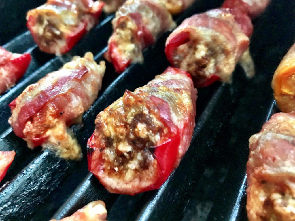 Paprika Poppers Fingerfood vom Grill mit Hack, Käse und Bacon