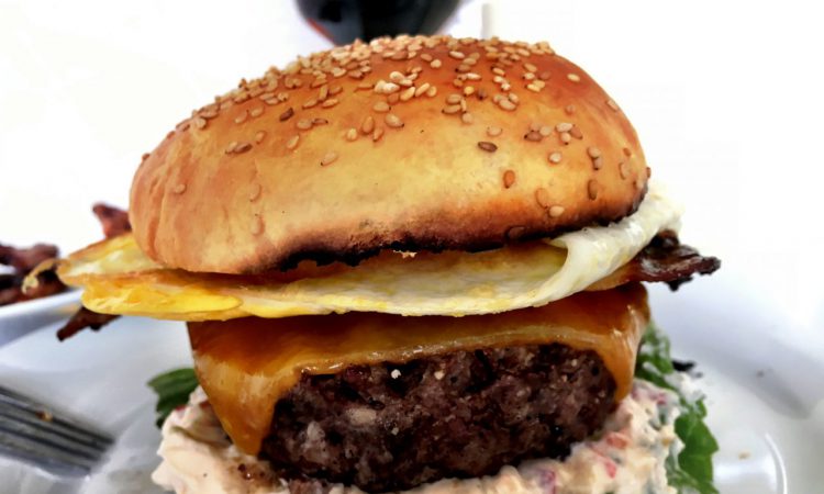 Burger mit Chili-Frischkäse
