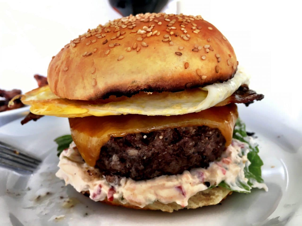 Burger mit Chili-Frischkäse, Bacon und Spiegelei - Grillkameraden.de