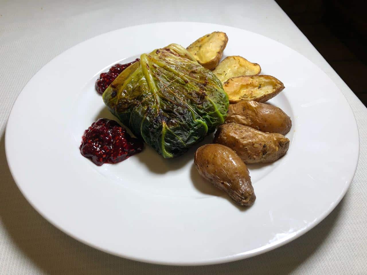 Hirschfilet im Wirsingmantel mit Himbeer Chutney