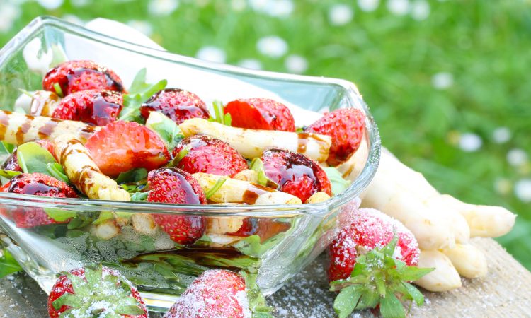 Spargelsalat mit Erdbeeren