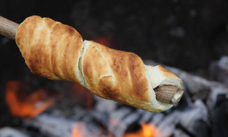 Stockbrot Rezept für den Grill | So gelingt es perfekt!