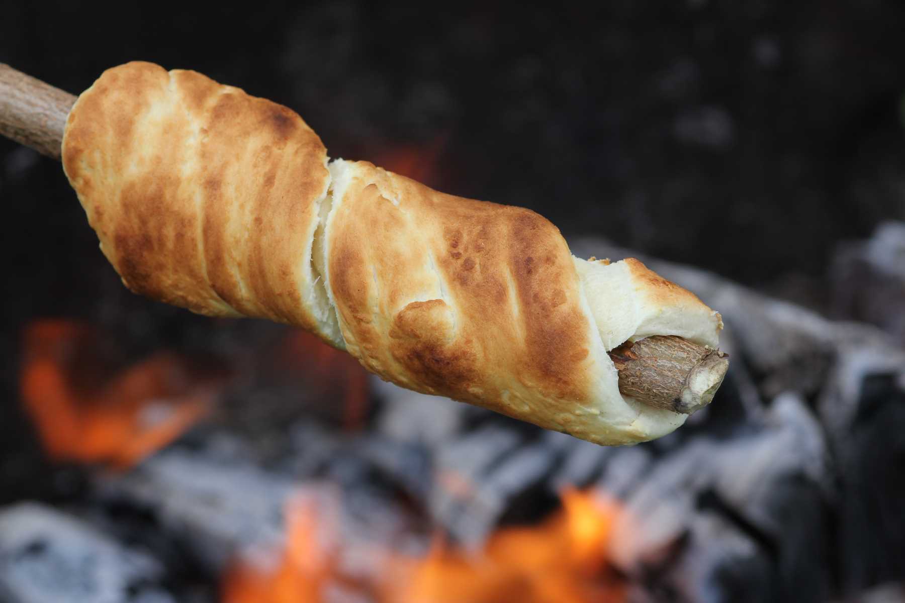 Stockbrot Rezept für den Grill | So gelingt es perfekt!