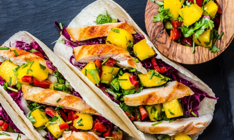 Tacos mit Hähnchenbrust und Mangosalat | Bild: lblinova