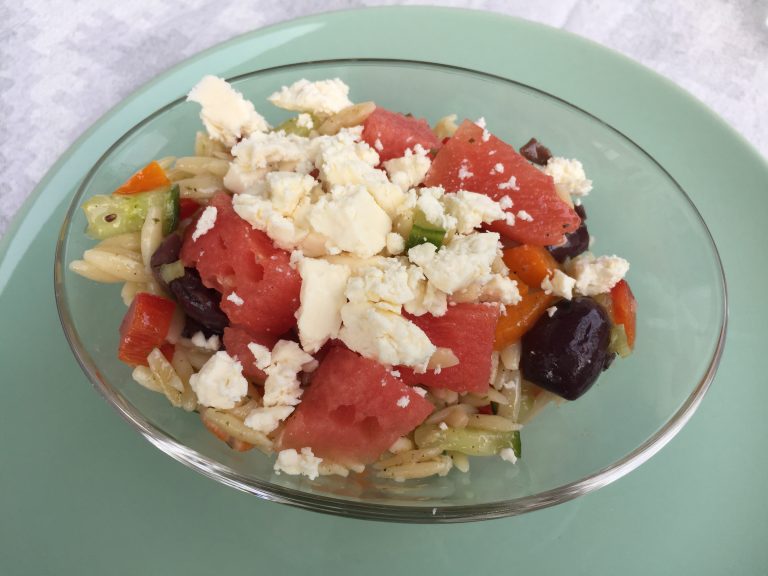 Griechischer Salat mit Melone und Feta