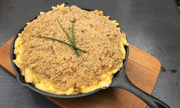 Mac and Cheese aus der Gusspfanne