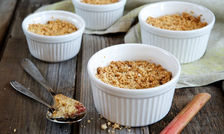 Crumble mit Rhabarber und Erdbeeren - Ein tolles Dessert vom Grill