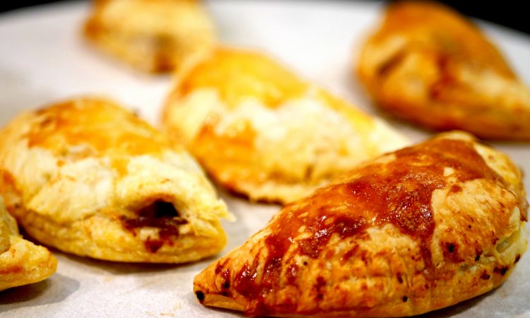 Empanadas gefüllt mit Hack und Oliven