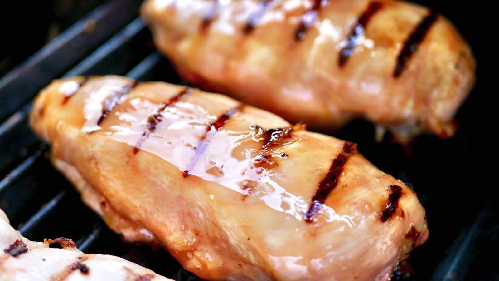 Hähnchenfilets glasiert mit Krombacher Radler Naturtrüb (Werbung ... Hähnchenfilets glasiert mit Krombacher Radler Naturtrüb (Werbung ...