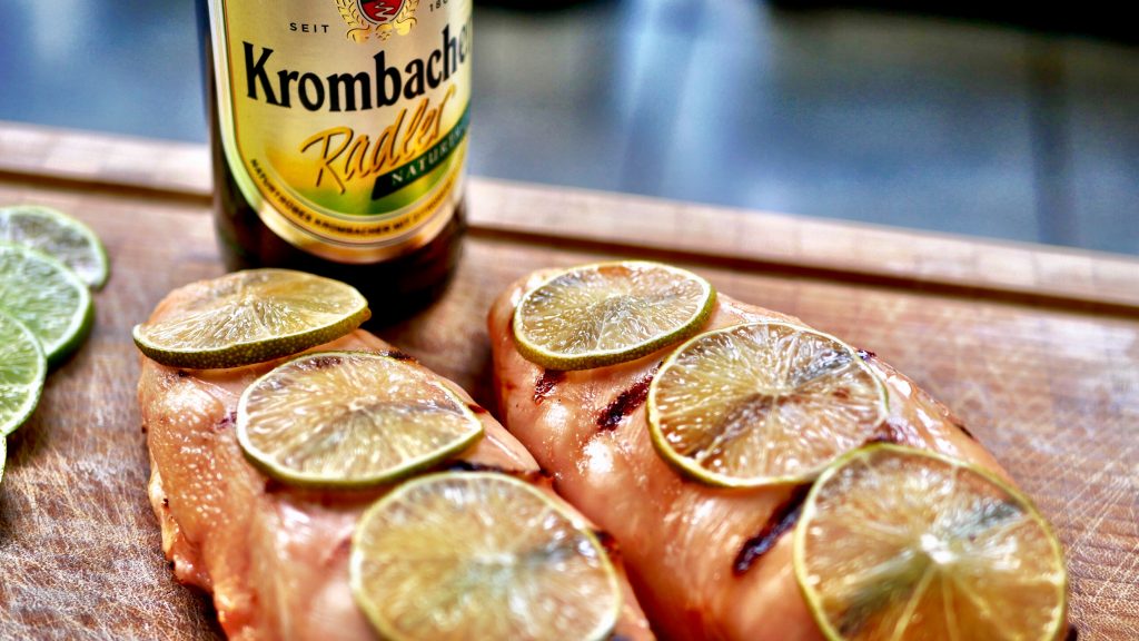 Hähnchenfilets glasiert mit Krombacher Radler Naturtrüb (Werbung ... Hähnchenfilets glasiert mit Krombacher Radler Naturtrüb (Werbung ...
