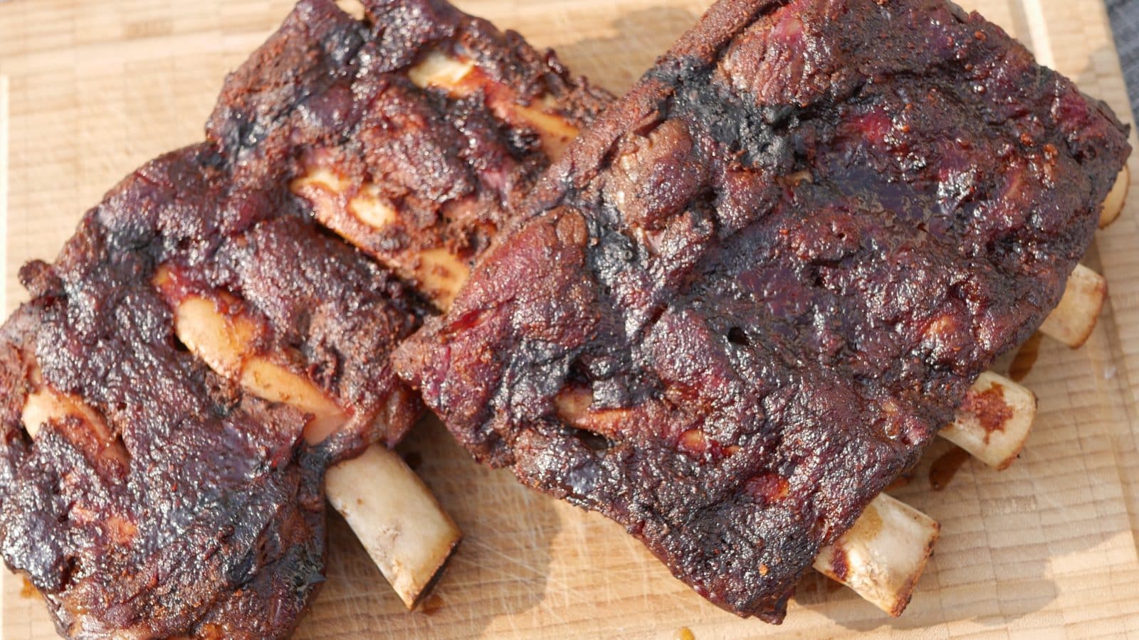 Rippchen vom Kalb grillen - So gelingen sie perfekt auf dem Smoker