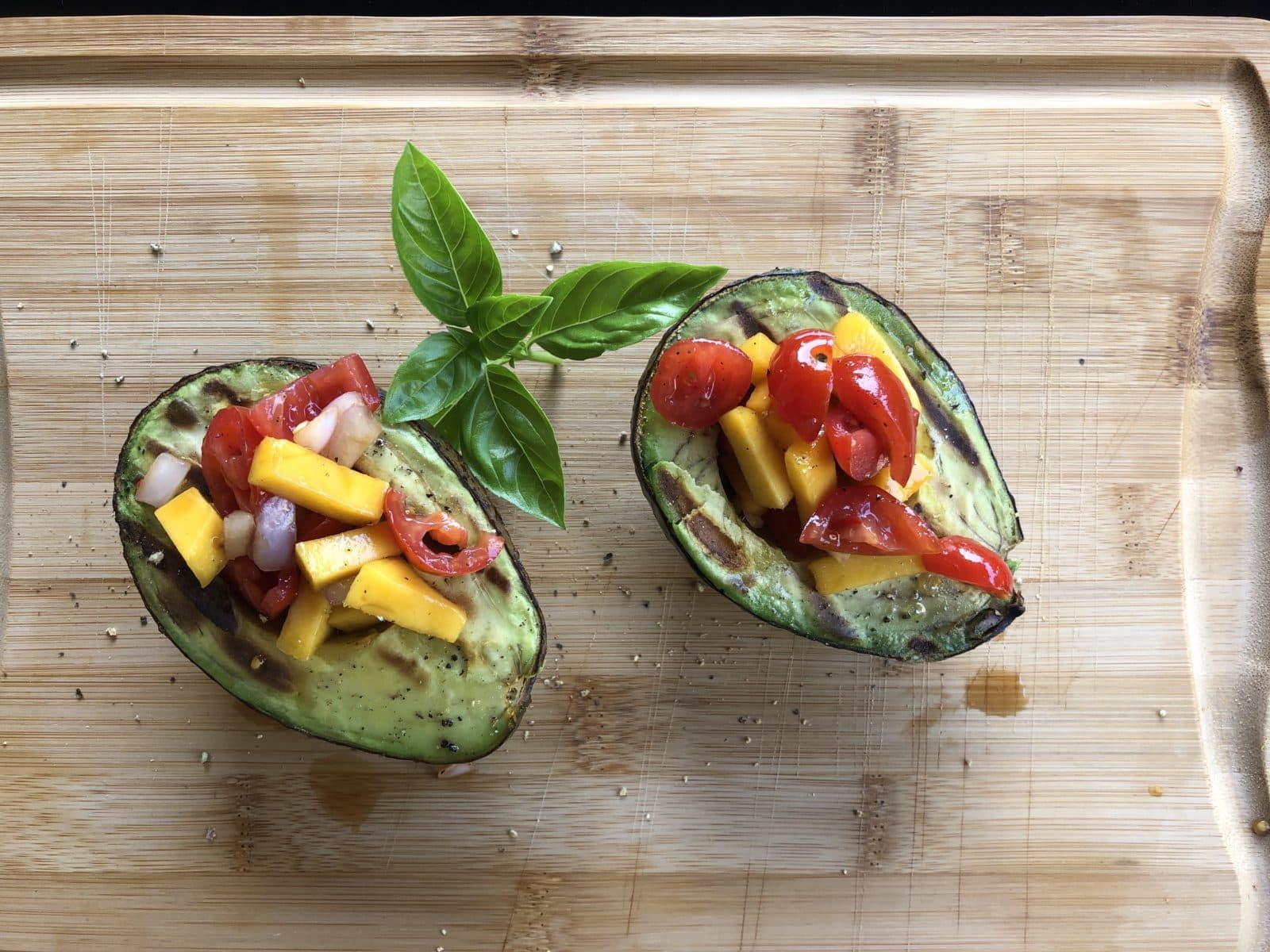 Gegrillte Avocado mit Mango-Tomaten Salat