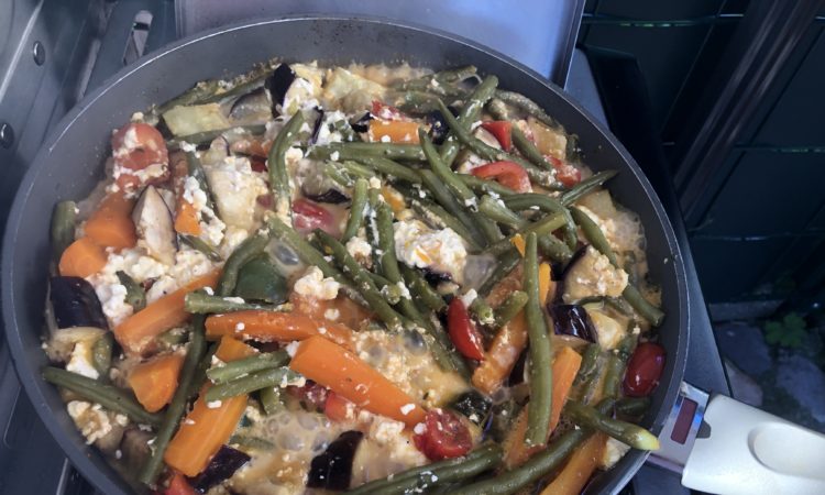 Schnelle Gemüsepfanne mit Feta vom Grill - Rezept