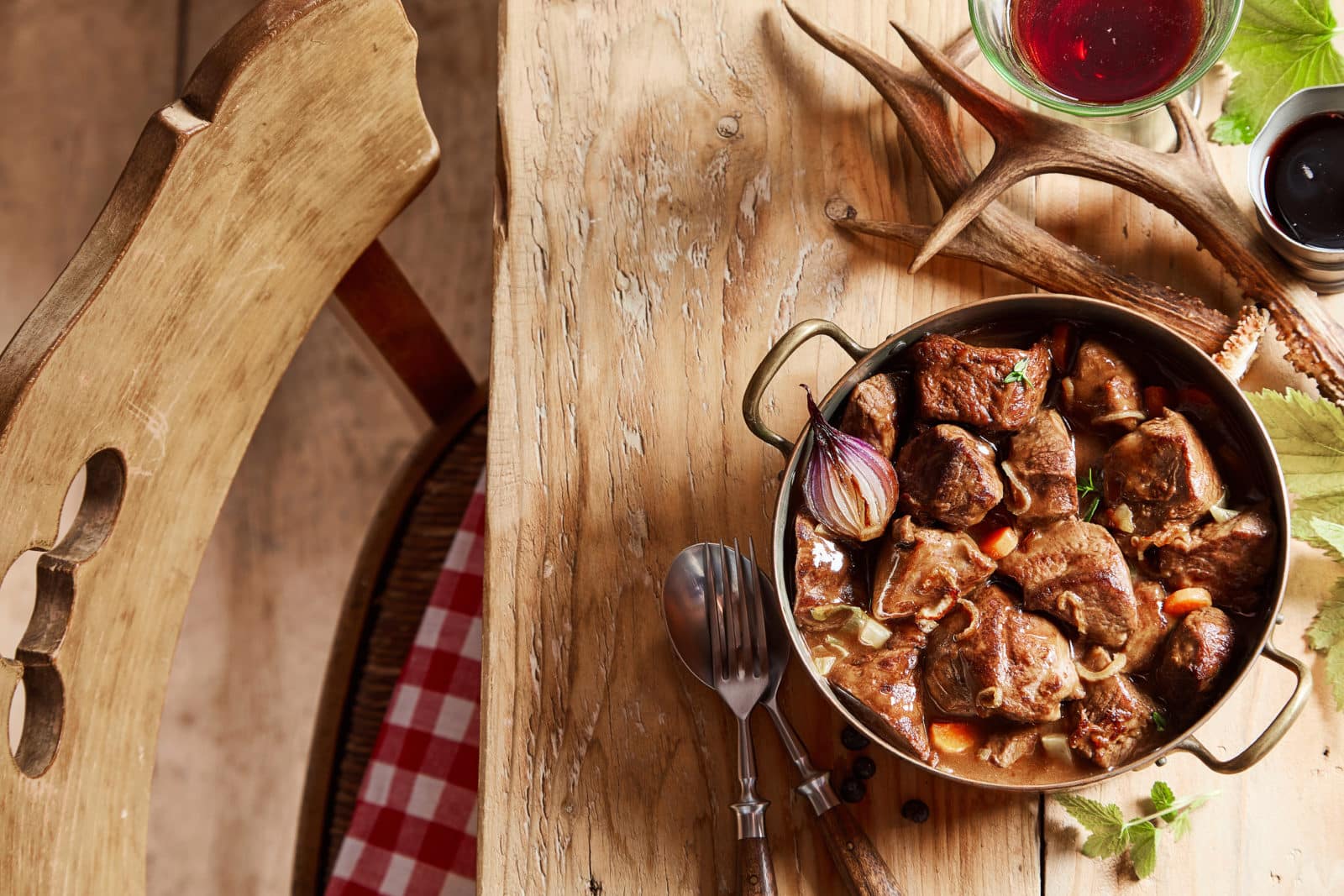 Hirschgulasch aus dem Römertopf BBQ Dutch Oven