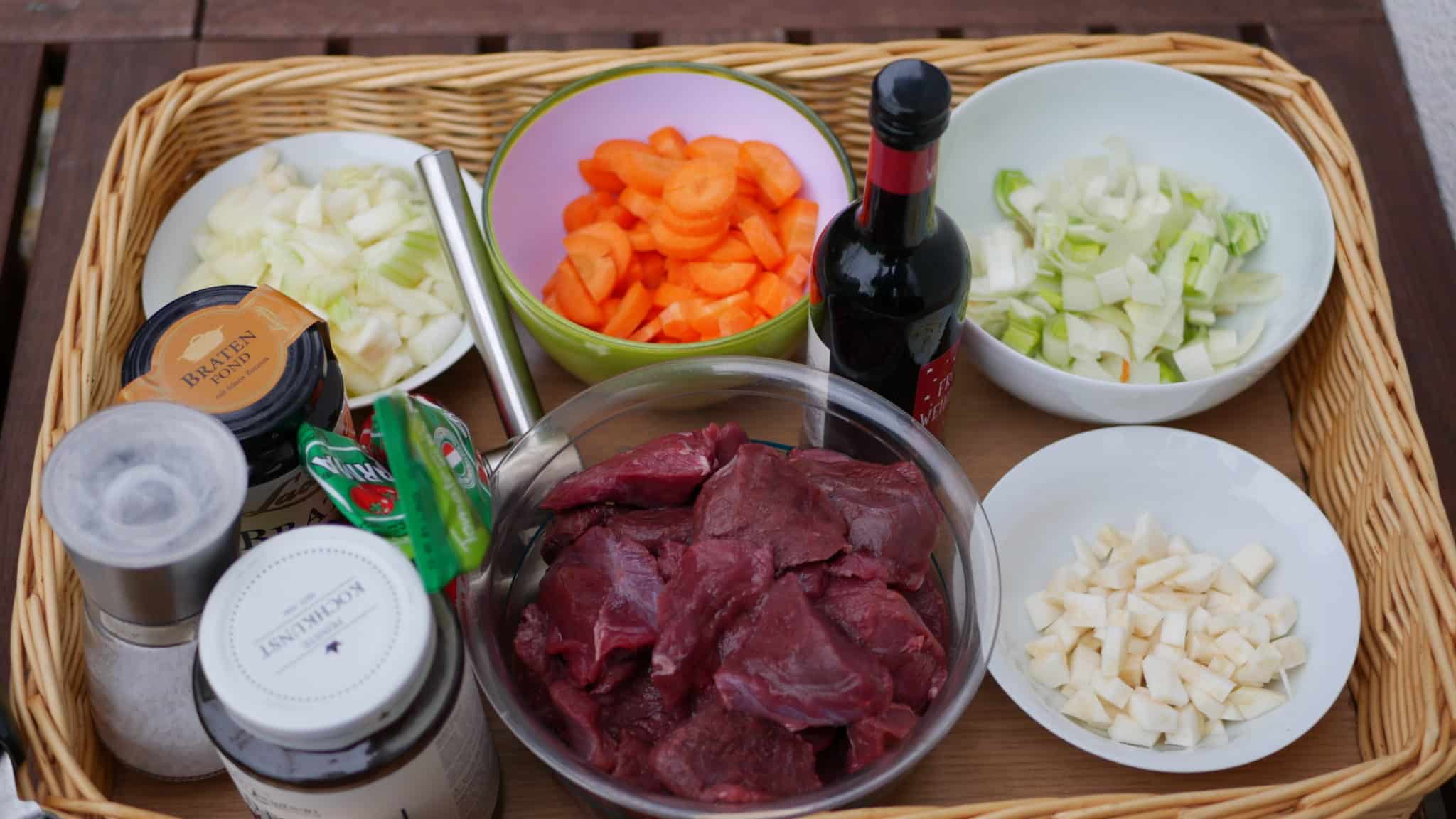 Hirschgulasch aus dem Römertopf BBQ Dutch Oven