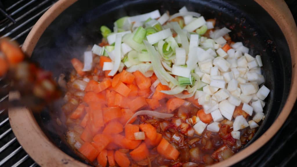 Hirschgulasch aus dem Römertopf BBQ Dutch Oven