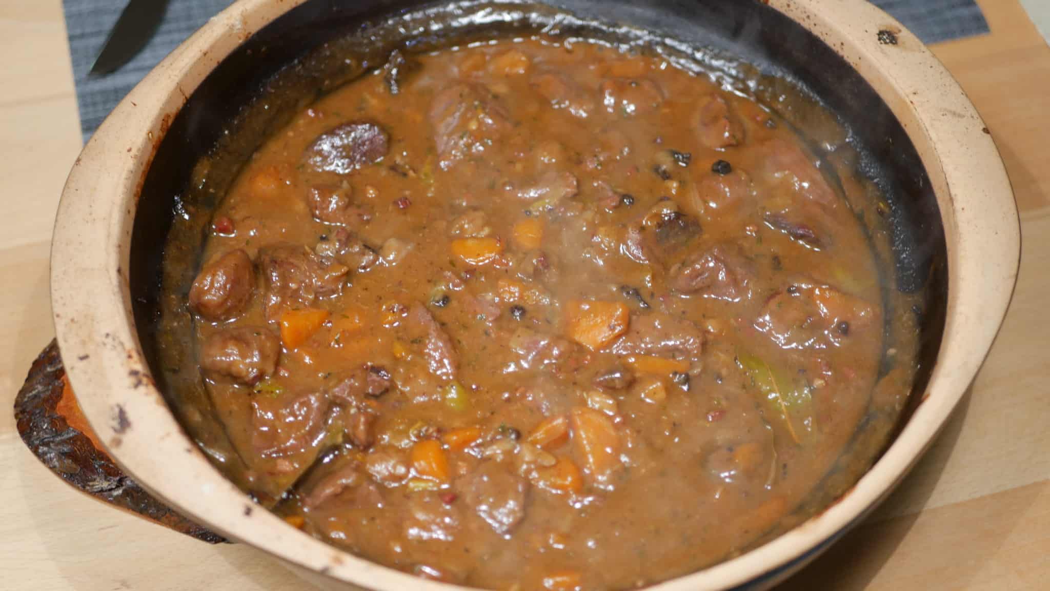 Hirschgulasch aus dem Römertopf BBQ Dutch Oven