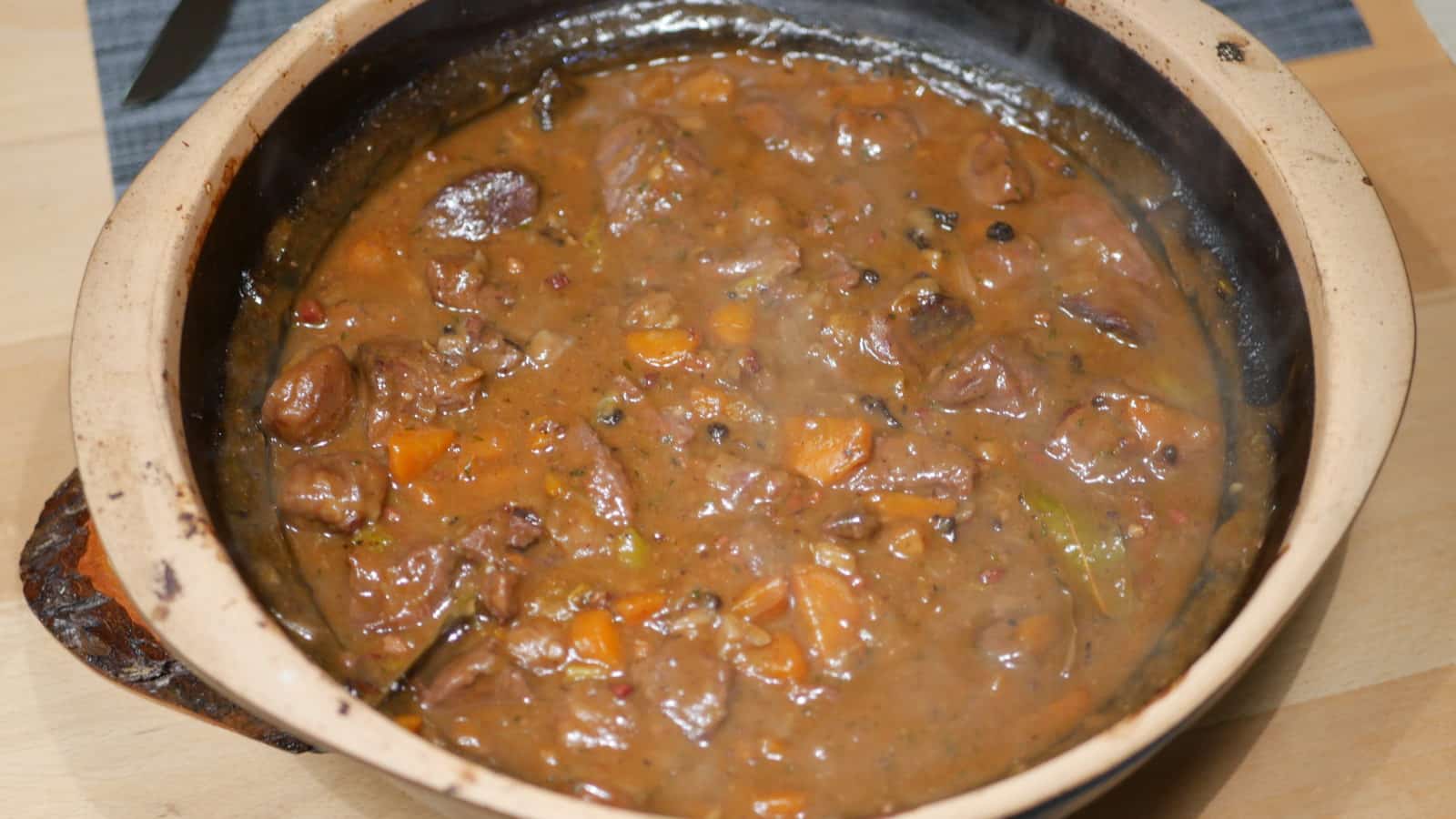 Hirschgulasch aus dem Römertopf BBQ Dutch Oven