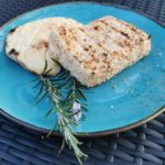 Gegrillter Feta im Sesammantel