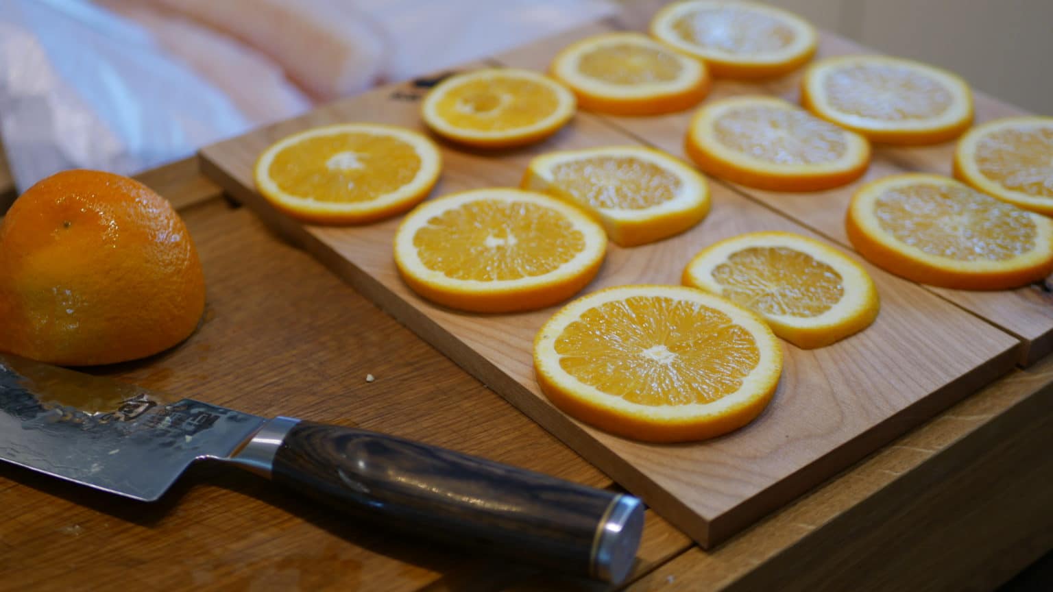 Gegrillter Kabeljau von der Planke mit Orangen und Kräutern