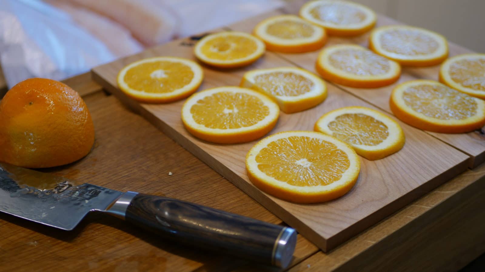 Gegrillter Kabeljau von der Planke mit Orangen und Kräutern