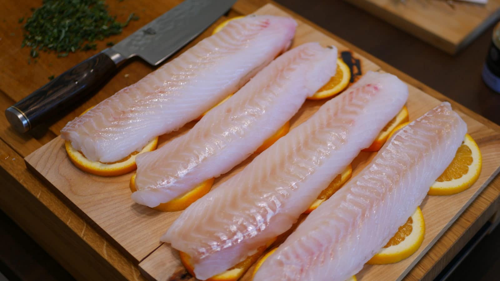 Gegrillter Kabeljau von der Planke mit Orangen und Kräutern