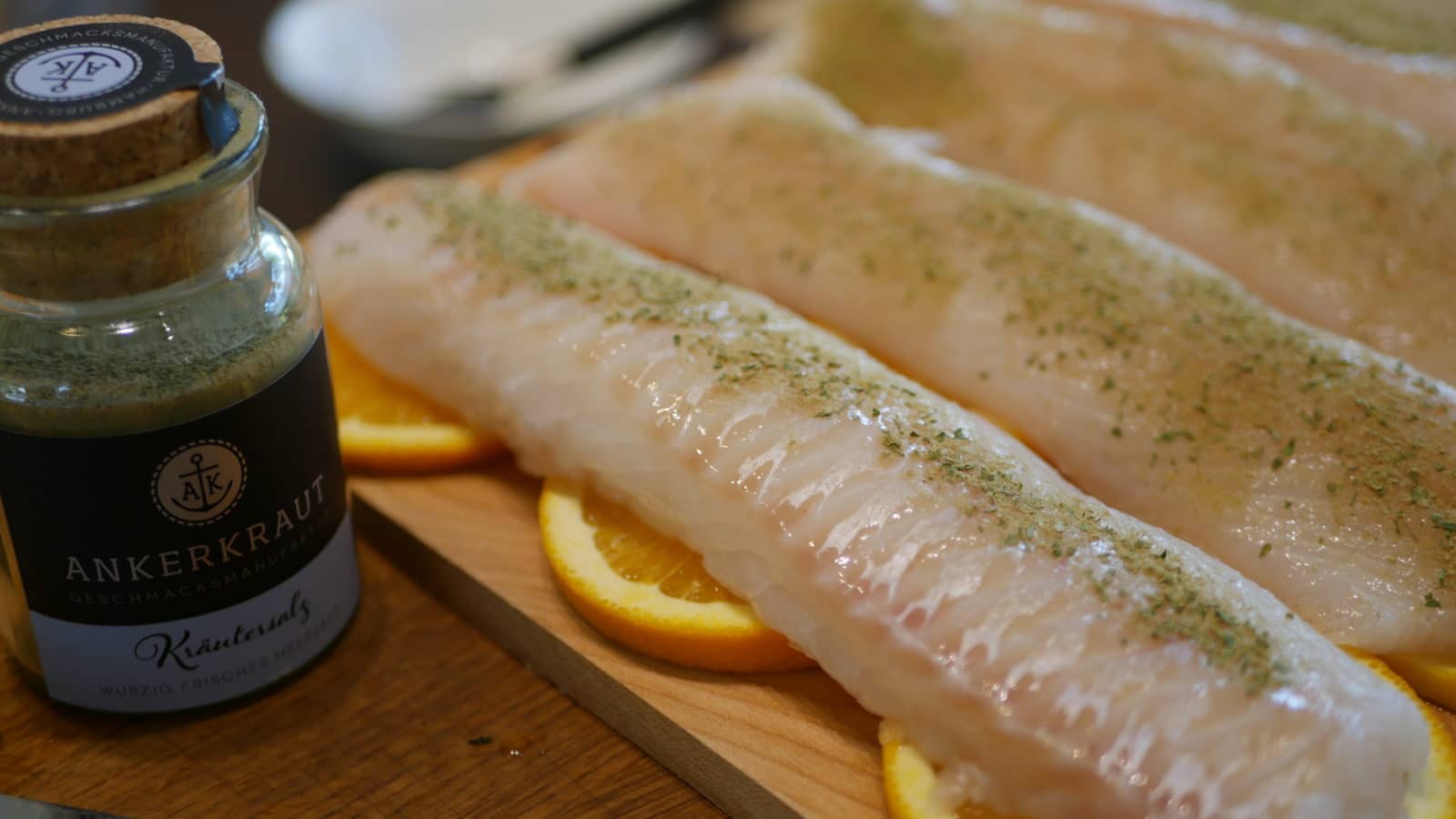 Gegrillter Kabeljau von der Planke mit Orangen und Kräutern