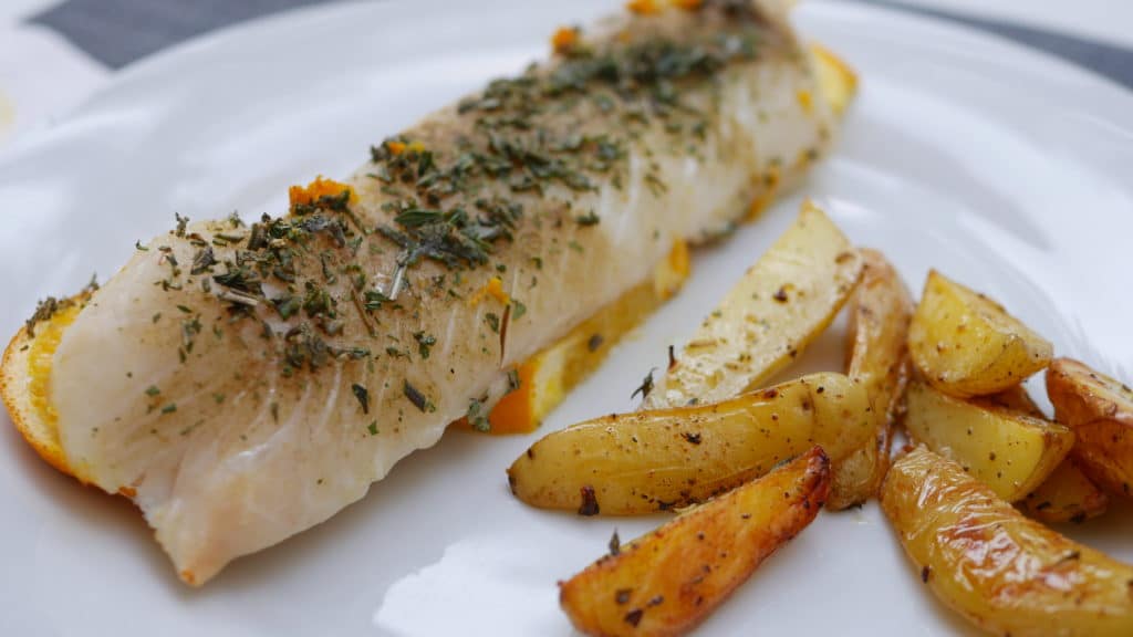 Gegrillter Kabeljau von der Planke mit Orangen und Kräutern