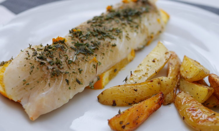 Gegrillter Kabeljau von der Planke mit Orangen und Kräutern
