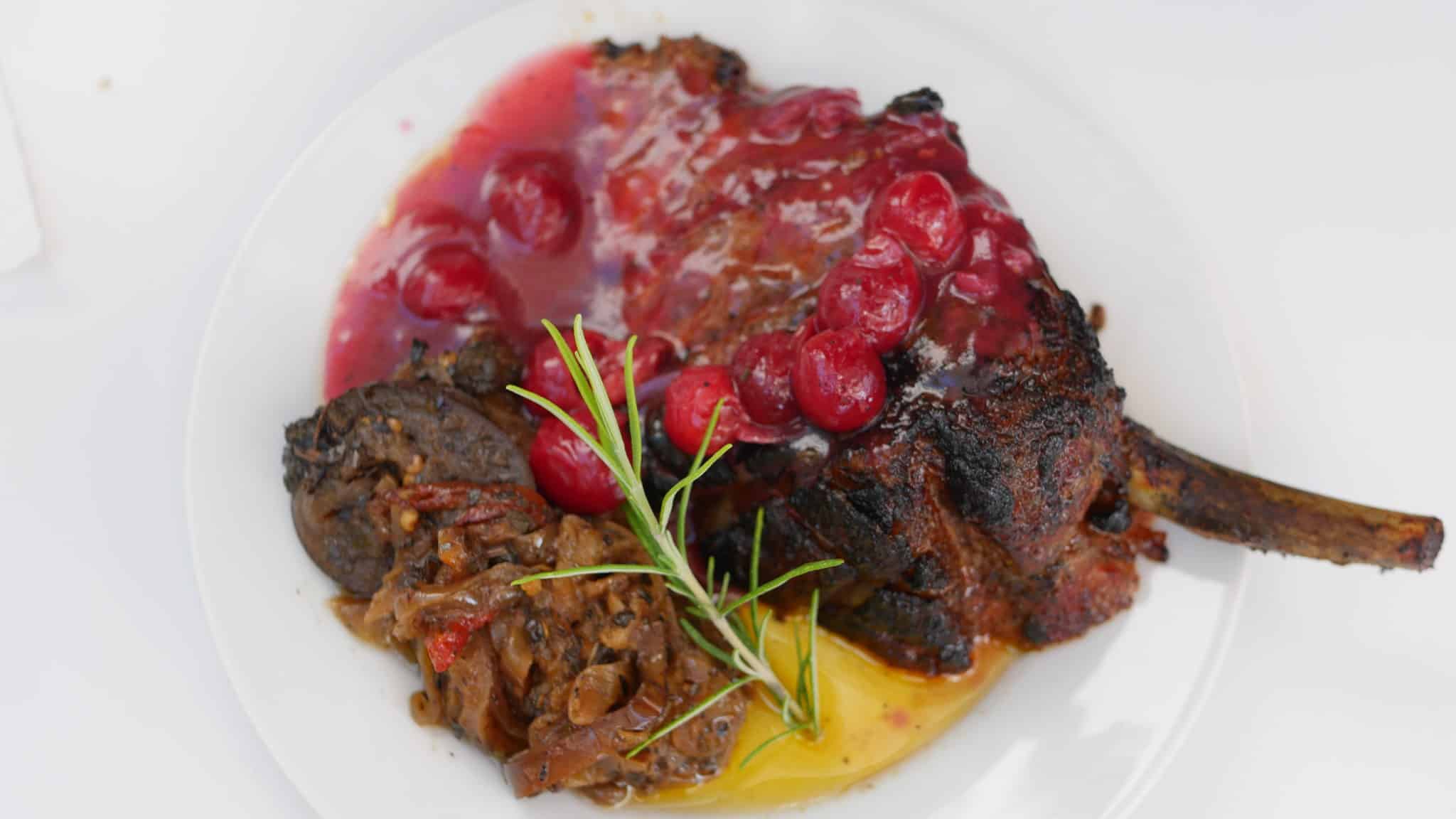 Schweinekarree mit Sauerkirsch-Gin Sauce