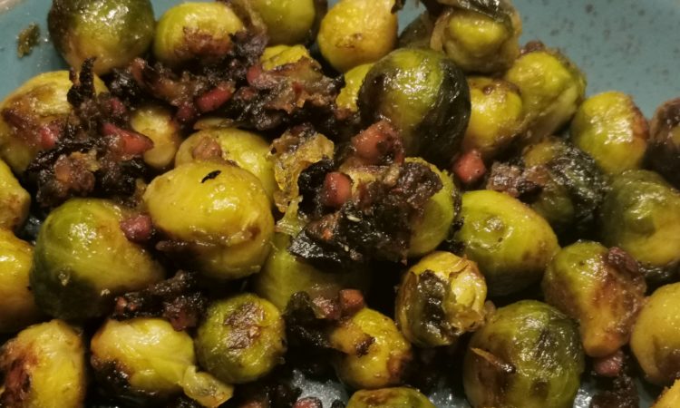 Gegrillter Rosenkohl mit Speck