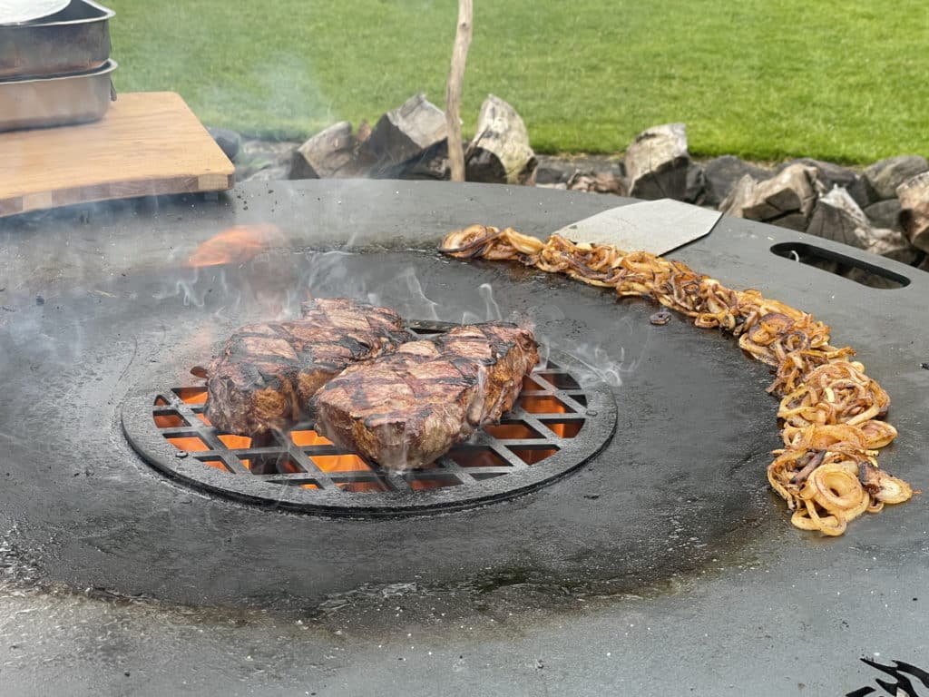 XXL Steak mit Schmorzwiebeln