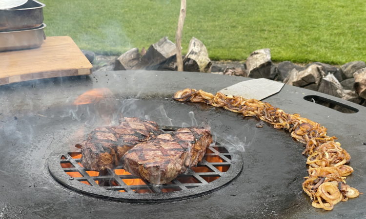 XXL Steak mit Schmorzwiebeln