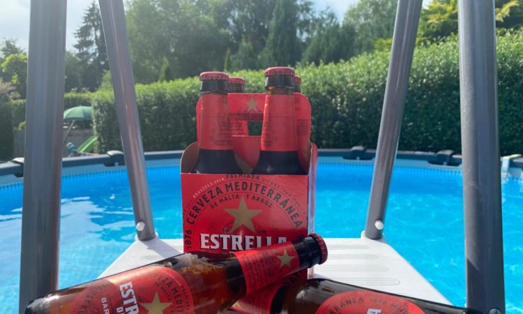 Ein kühles Estrella Damm am Pool