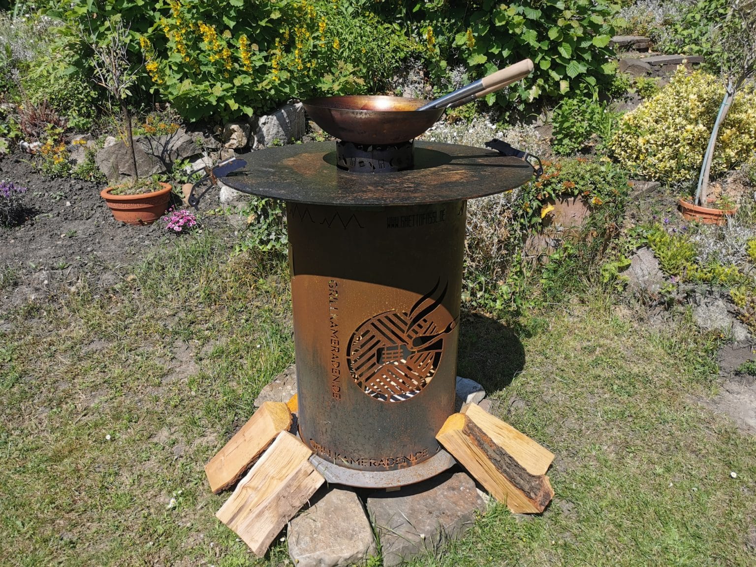 feuertonne mit grillplatte und tisch