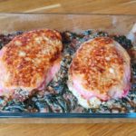 Curry-Huhn auf Blattspinat