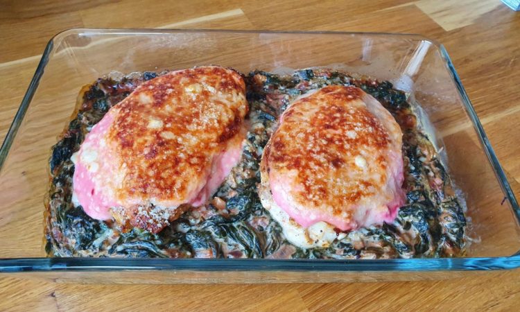 Curry-Huhn auf Blattspinat