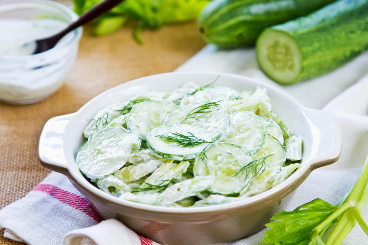 Gurkensalat - Einfaches Rezept mit Schmand oder Sahne