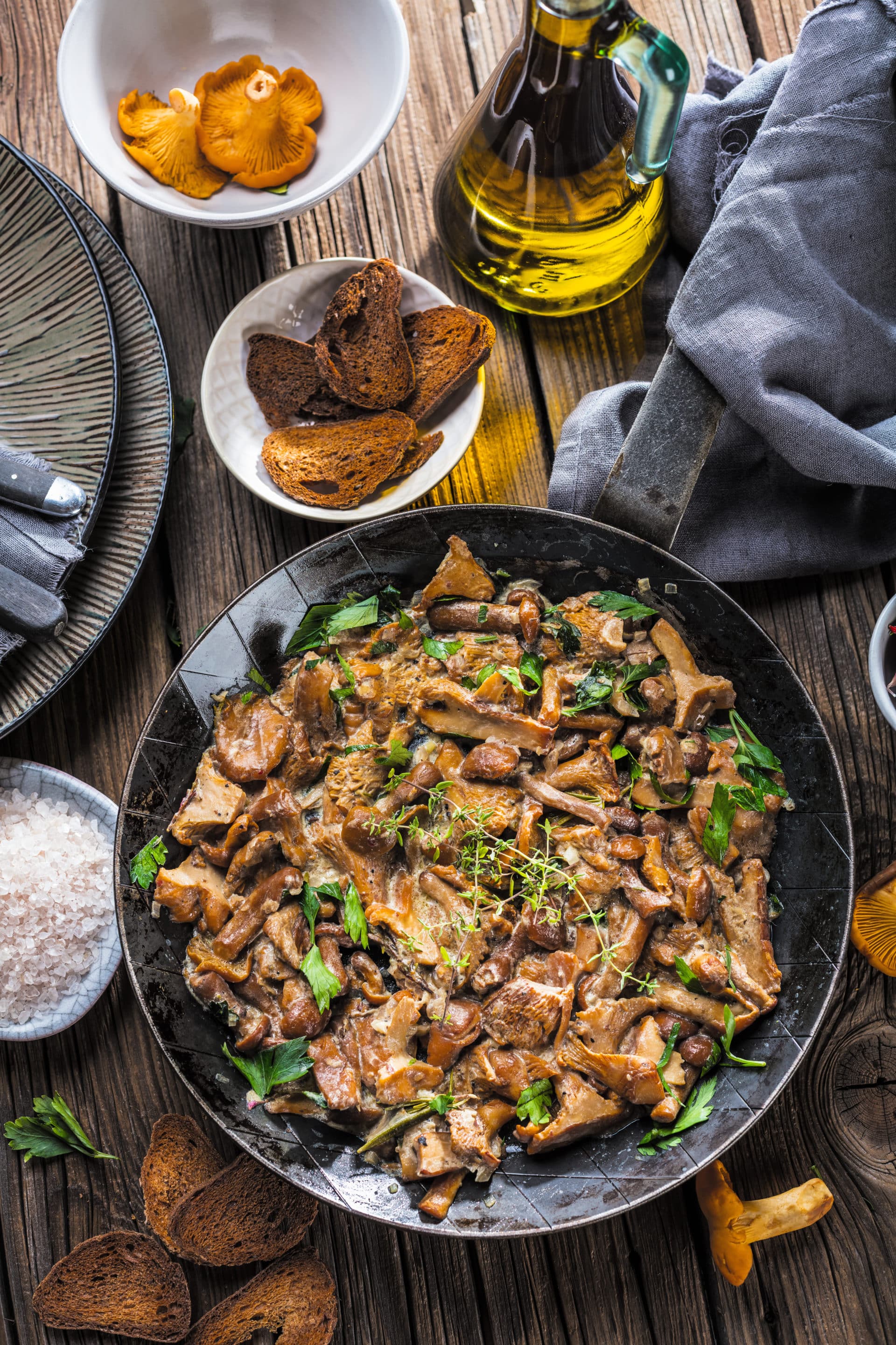 Selbstgemachte Pilzpfanne: Champignons & Pfifferlinge Selbstgemachte Pilzpfanne: Champignons & Pfifferlinge