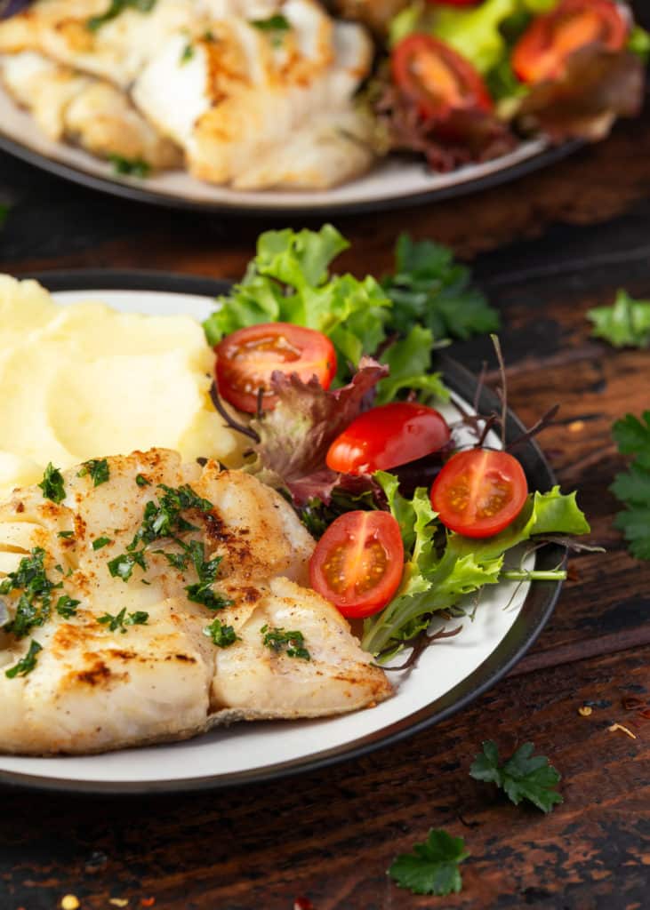 Gegrilltes Heilbutt-Filet vom Grill mit einem Beilagensalat und Kartoffelpüree