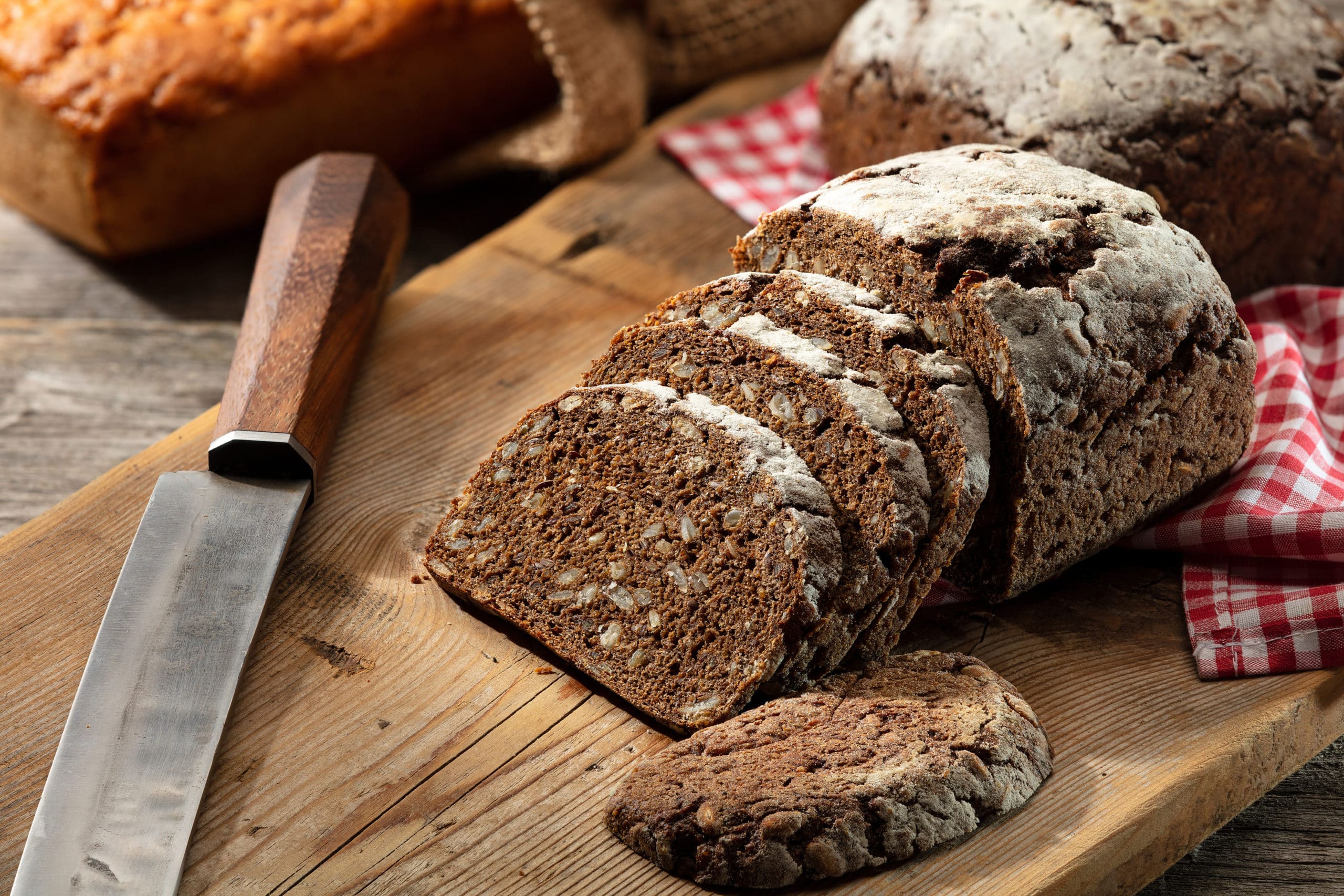 Dunkles Brot selber machen: unser Schwarzbrot Rezept!